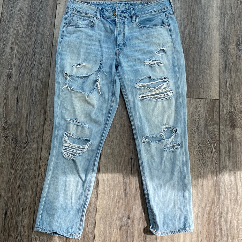 AMERICAN EAGLE TOMGIRL RIPPED JEANS
